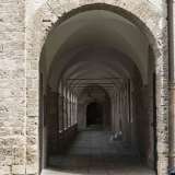Attraverso un arco situato accanto alla facciata della chiesa, abbiamo accesso al monastero maschile, la cui prima pietra si dice sia stata posta da San Francesco in persona il 30 marzo del 1220, mentre era di ritorno dalla Terra Santa